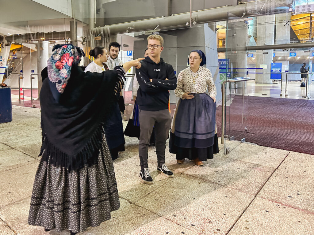 Na feira foi possível observar grupos de estudantes