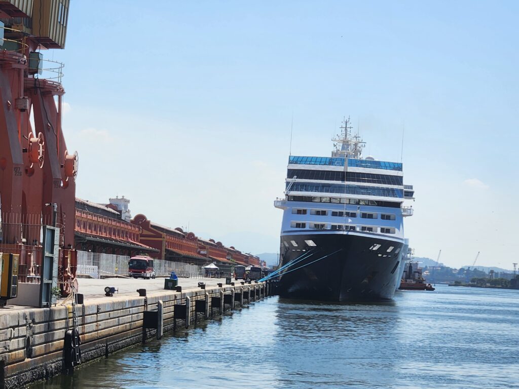 Navio Azamara chegou na manhã desta quinta-feira (14)