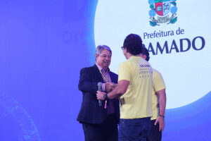 Nestor Tissot, prefeito de Gramado, cumprimenta Fabio Godinho e Emerson Belan, da CVC