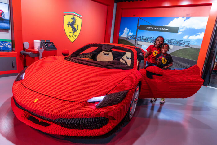 Legoland Florida apresenta nova atração em parceria com Ferrari 1 Nova atração foi inaugurada neste mês de março no parque situado em Winter Haven,na região da Flórida Central (Divulgacão)