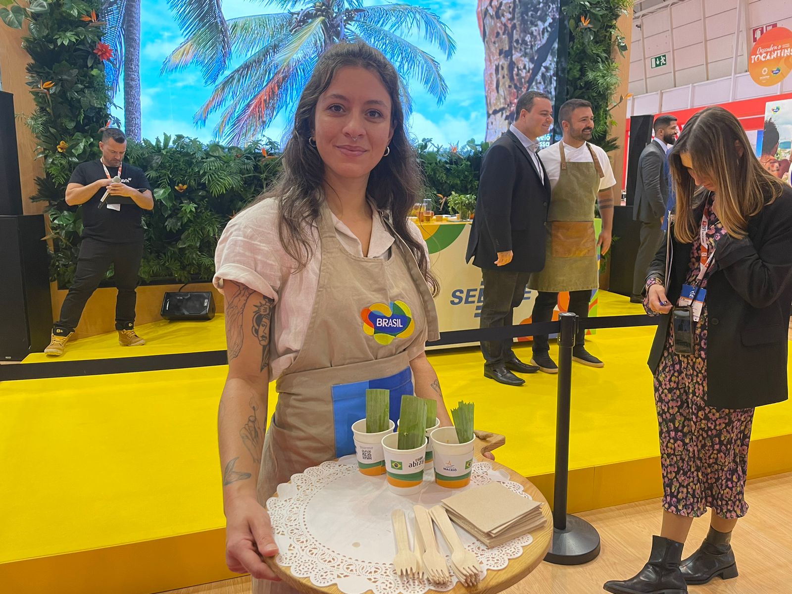 O estande da Embratur promoveu cooking shows , servindo inclusive vinagrete de polvo O estande da Embratur promoveu cooking shows , servindo inclusive vinagrete de polvo