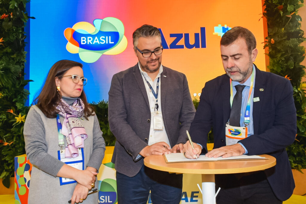 O presidente da Embratur, Marcelo Freixo assinou o documento de oficialização do acordo