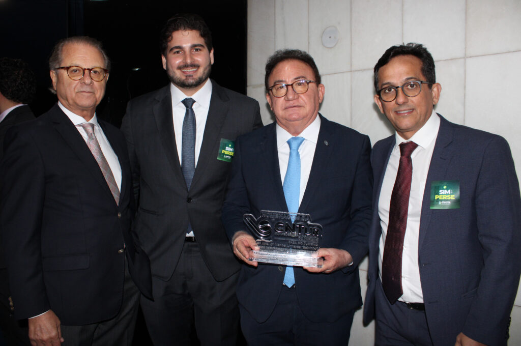 Orlando de Souza, do Fohb, Leonardo Volpatti, diretor executivo da Frente Parlamentar da Hotelaria, Manoel Linhares, presidente da ABIH Nacional, e José Odécio, presidente da ABIH