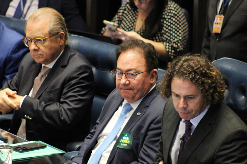 Orlando de Souza, do Fohb, Manoel Linhares, da ABIH Nacional, e o senador Veneziano