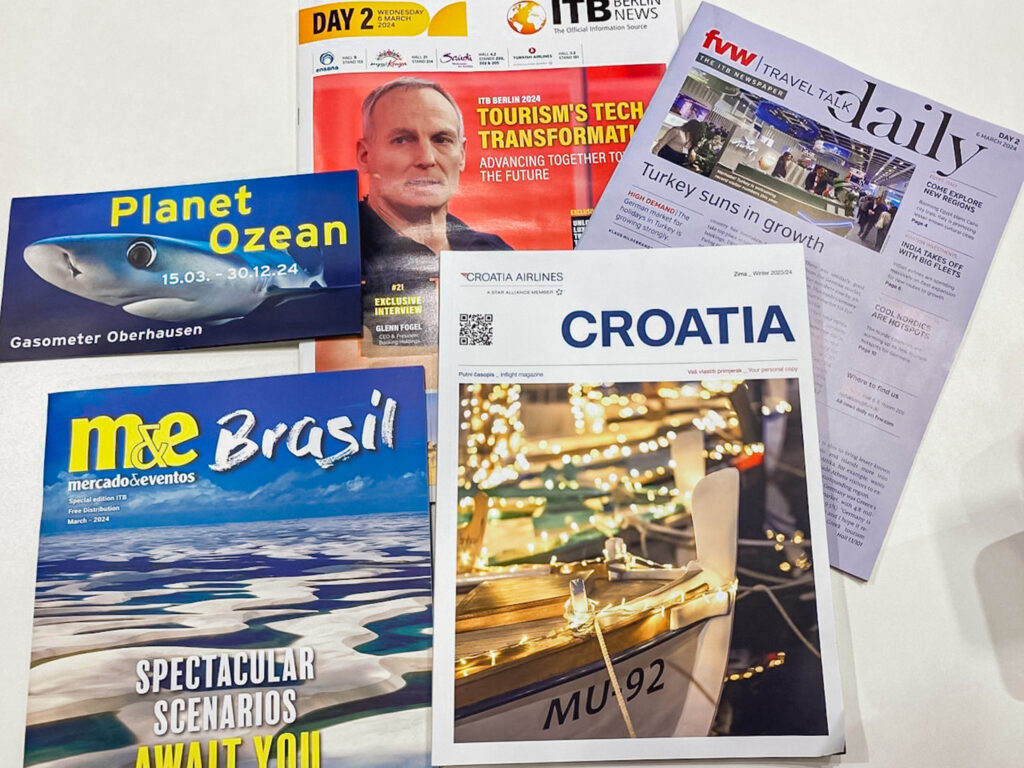 Passeando pela feira é possível encontrar revistas em diferentes idiomas relatando novidades do turismo