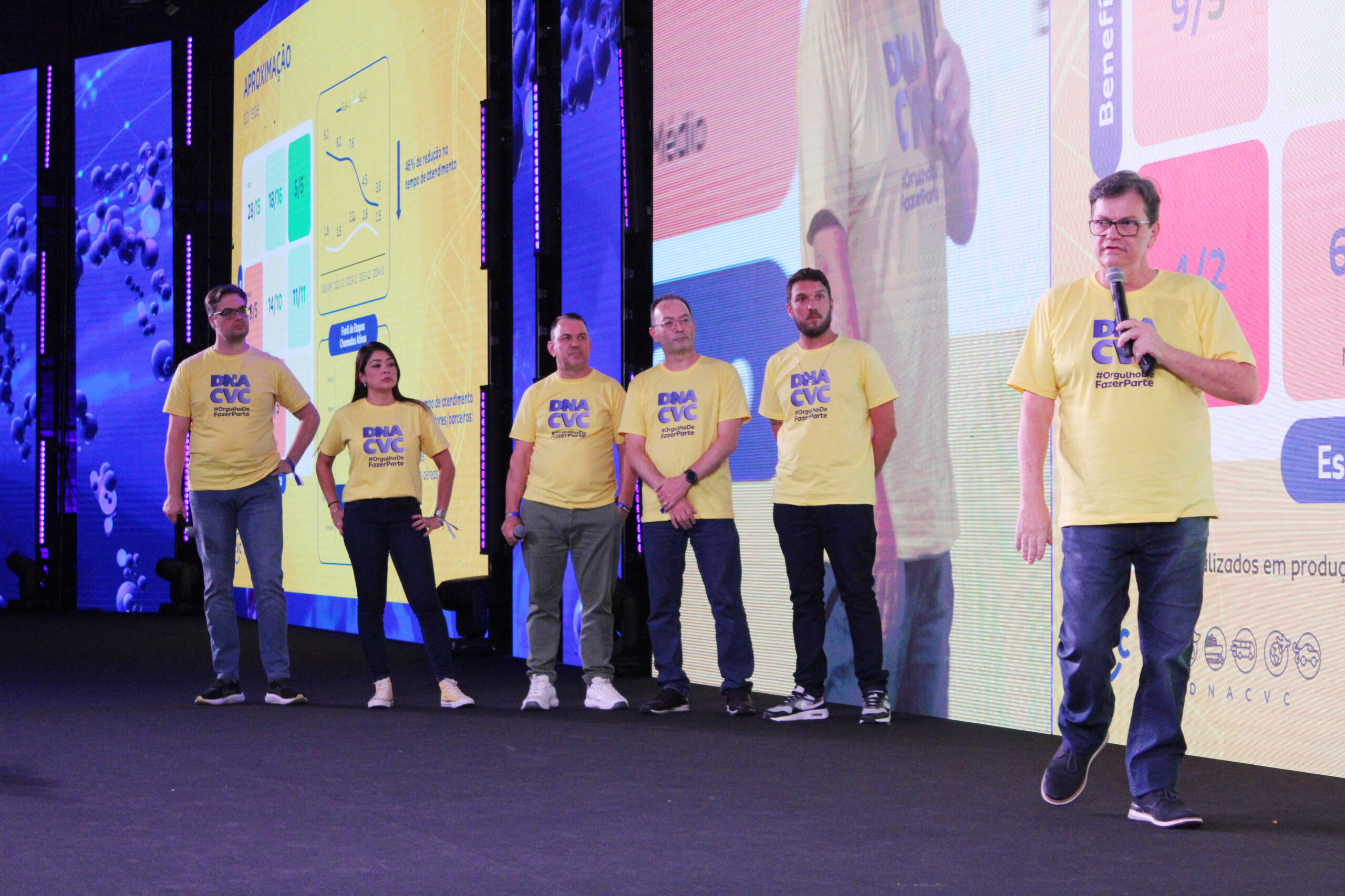 Paulo Palaia, diretor de Tecnologia, com equipe de TI Paulo Palaia, diretor de Tecnologia, com equipe de TI