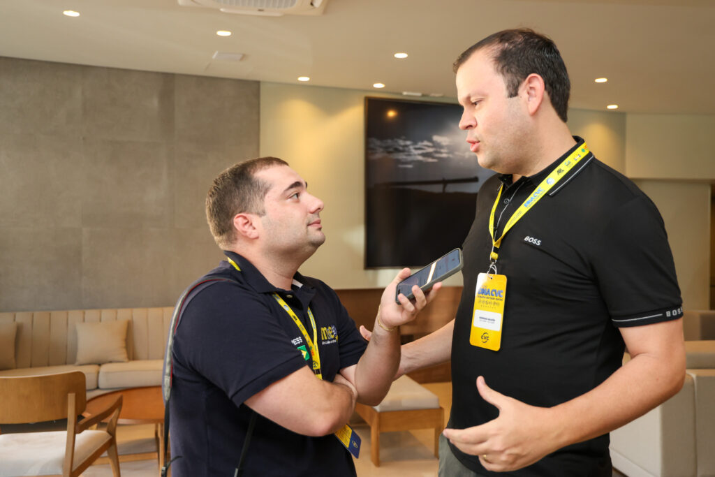 Pedro Menezes, editor-chefe do M&E, e Rodrigo Galvão, da CVC Corp