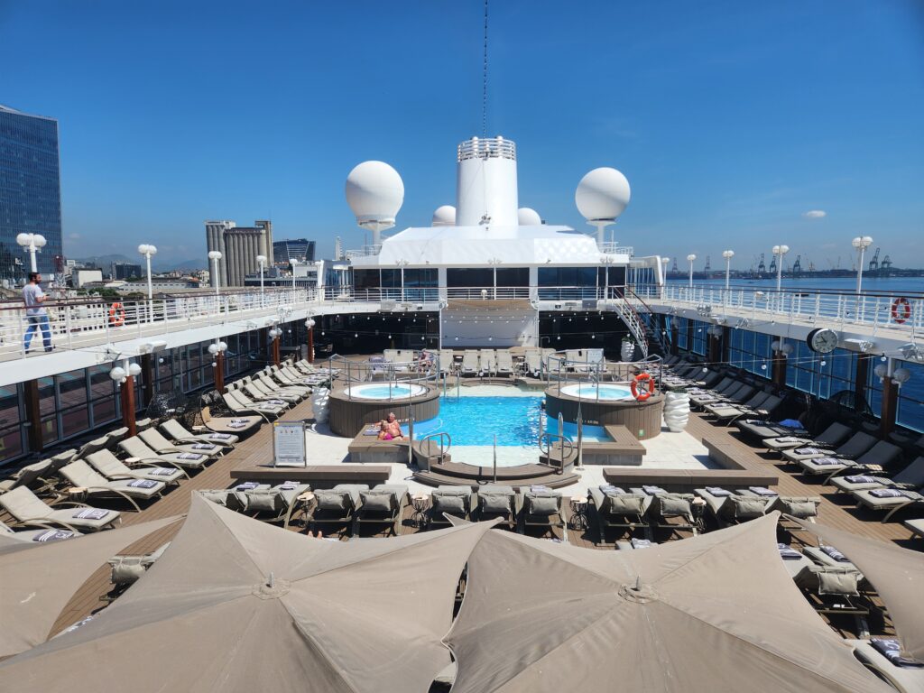 Piscina e jacuzzis no deck
