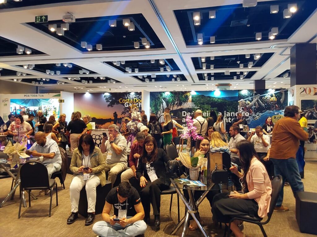 Público participa de palestras e apresentações culturais