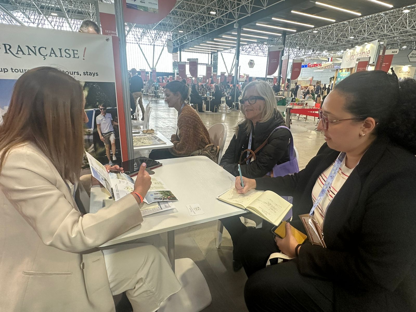 Regina Kiraly, da Mistral Operadora, e Natália Souza, da Blue Papaya, em reunião no Rendez-vous