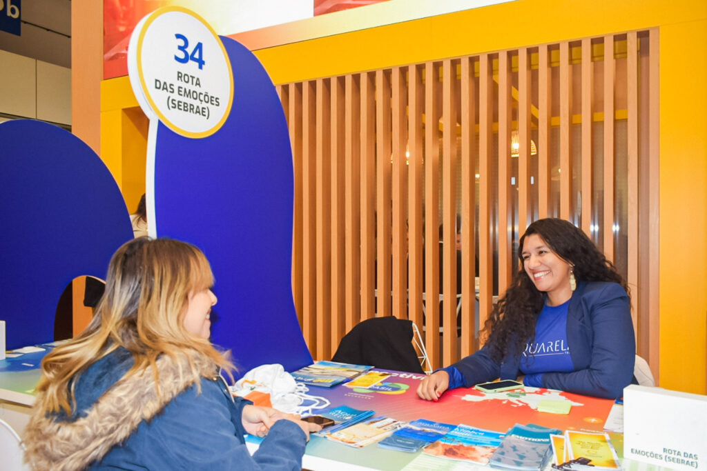 Representante da Rota das Emoções em atendimento na ITB 2024