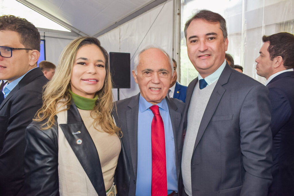 Rosália Lucas, da Secretaria de Turismo da Paraíba, Raimundo Carreiro, embaixador do Brasil em Portugal