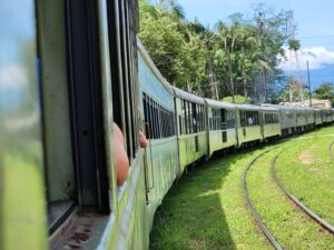 Trem Serra Verde Express e Morretes no segundo dia de Integra BWT Paraná; veja fotos 1 Serra Verde Express chegando a Morretes Trem Serra Verde Express e Morretes no segundo dia de Integra BWT Paraná; veja fotos