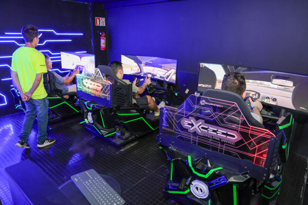 Simulador de carros do Exceed Games Park