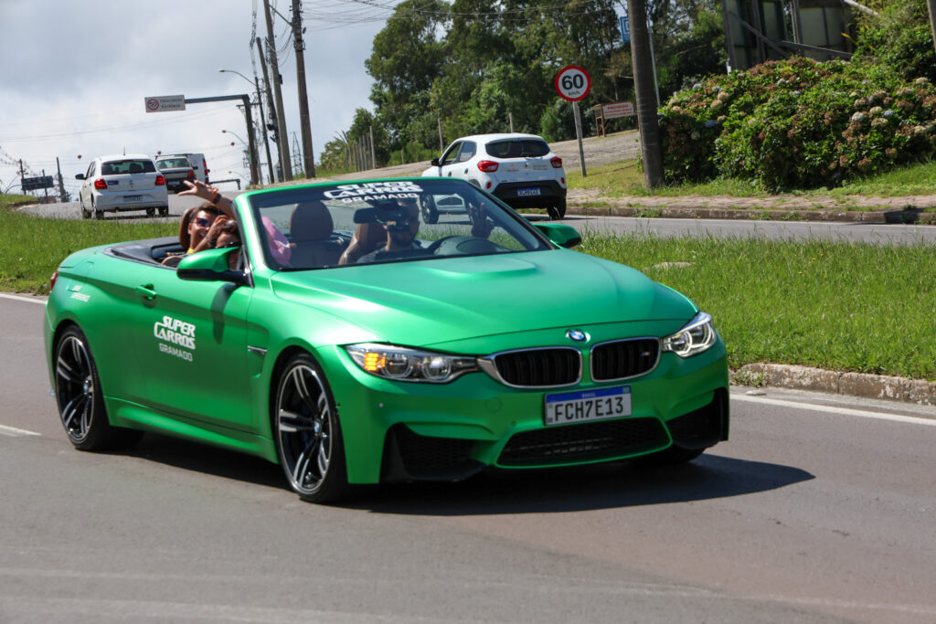 Super Carros em passeio com os agentes de viagens