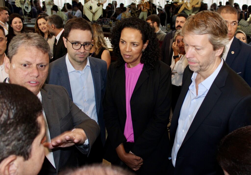 Governador celebra possíveis voos internacionais com ampliação de Congonhas; veja fotos e vídeo 3 Tarcisio de Freitas governador de SP Celso Ferrer CEO da Gol Jurema Monteiro presidente da Abear e Jerome Cadier CEO da Latam Brasil Governador celebra possíveis voos internacionais com ampliação de Congonhas; veja fotos e vídeo