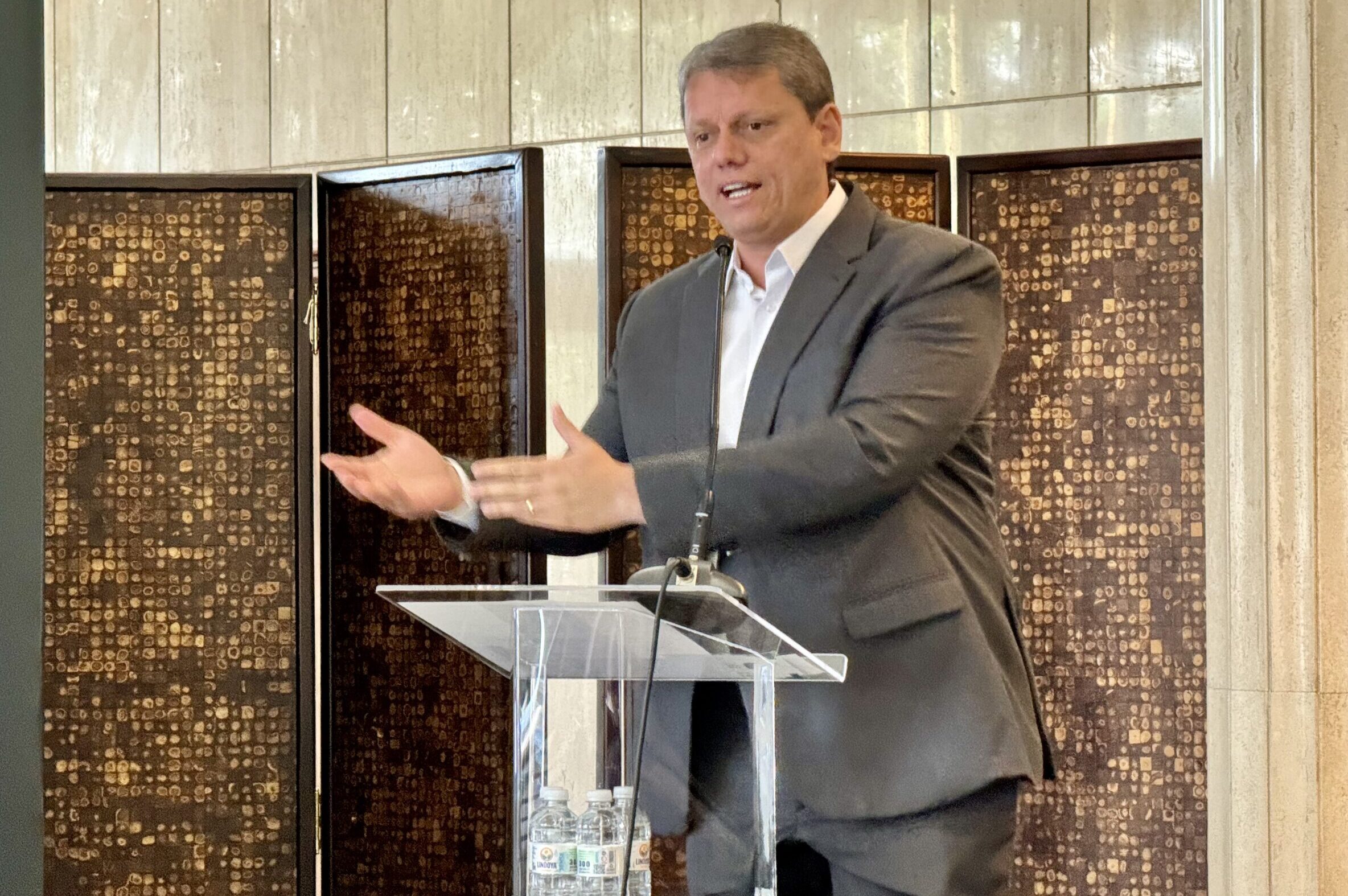 Governador celebra possíveis voos internacionais com ampliação de Congonhas; veja fotos e vídeo 1 Tarcisio de Freitas governador de Sao Paulo scaled e1711380954326 Governador celebra possíveis voos internacionais com ampliação de Congonhas; veja fotos e vídeo