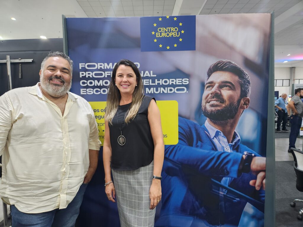 Thiago Paes e Raquel Pazini, professores do curso de agentes de viagens do Centro Europeu