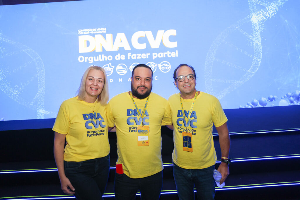 Tiago Silva, da CVC Uberlândia-MG, entre Vivi Pio, diretora de Vendas da CVC, e Fábio Godinho, CEO da CVC Corp