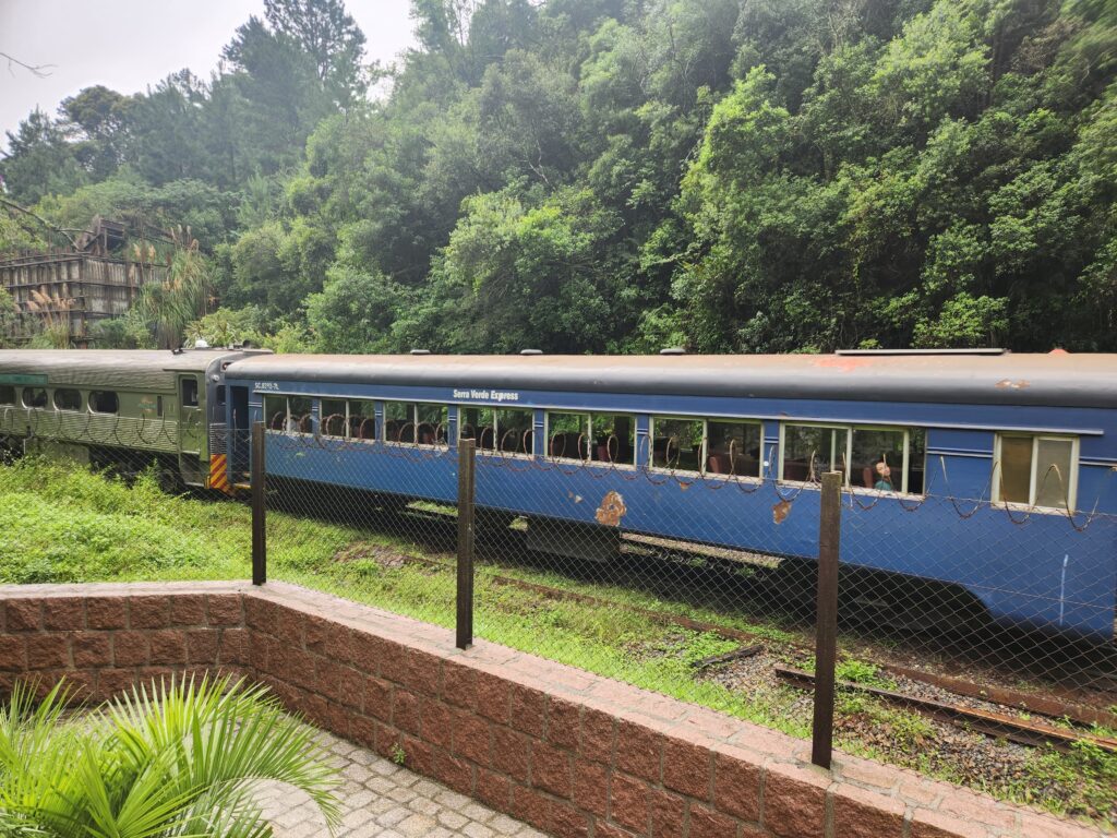 Trem Serra Verde Express passa ao lado do antigo túnel