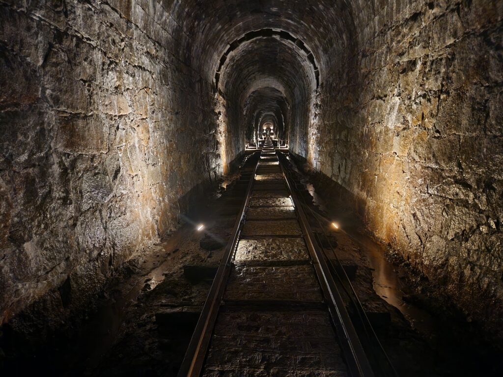 Trilhos preservados dão caminho para a cave