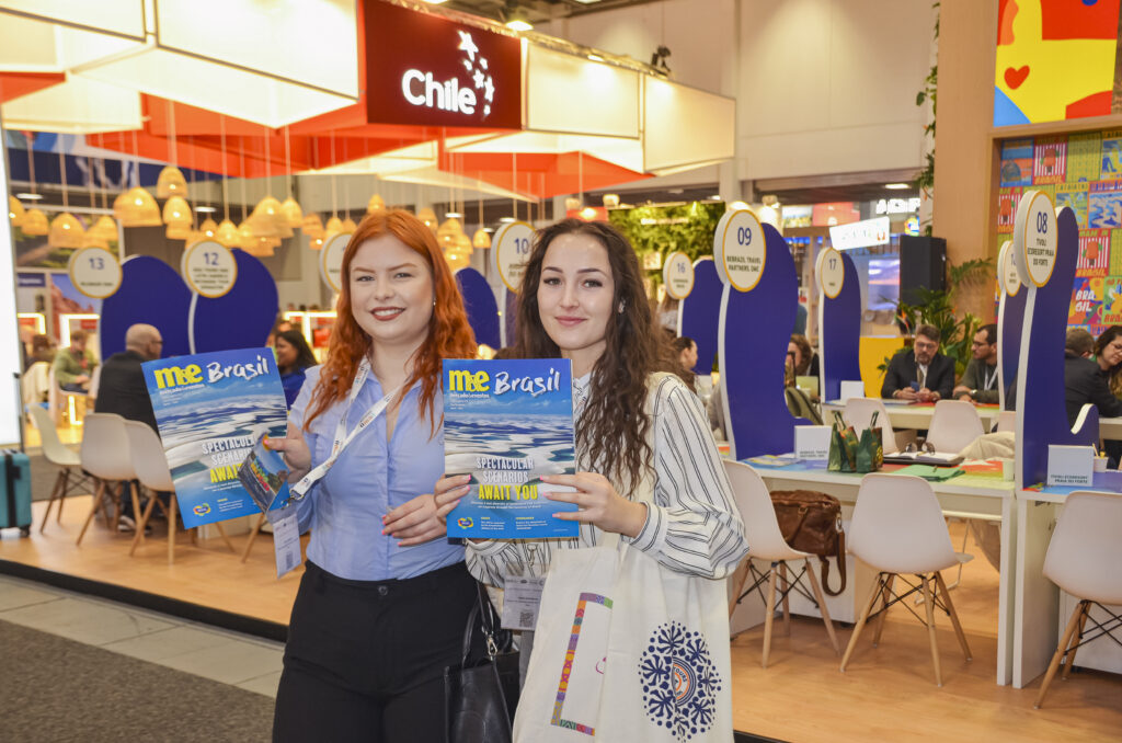 Visitantes da ITB com a ediçao especial do M&E para a feira