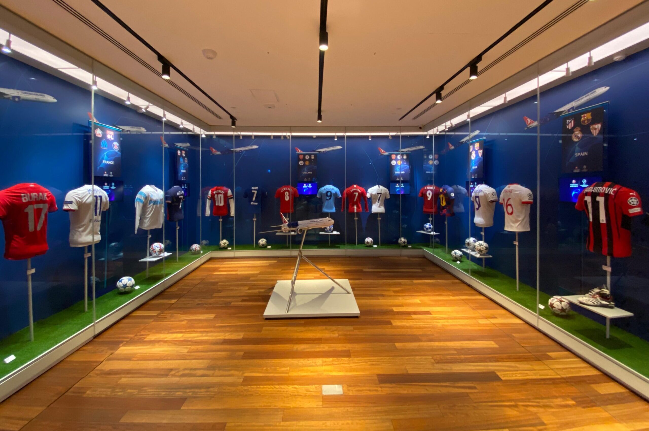 Turkish Airlines lança exposição da UEFA Champions League em Istambul Turkish Airlines lança exposição da UEFA Champions League em Istambul