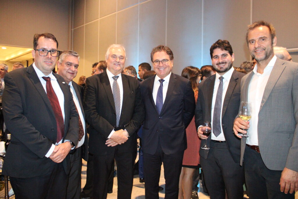 Paulo Palhas, do Brasília CVB, Rodrigo Cançado, da ABIH-MG, Paulo Sacha, do Senado, Vinicius Lummertz, do Grupo Wish, Leonardo Volpatti, da Frente Parlamentar da Hotelaria, e Alexandre Guellen, do Intercity