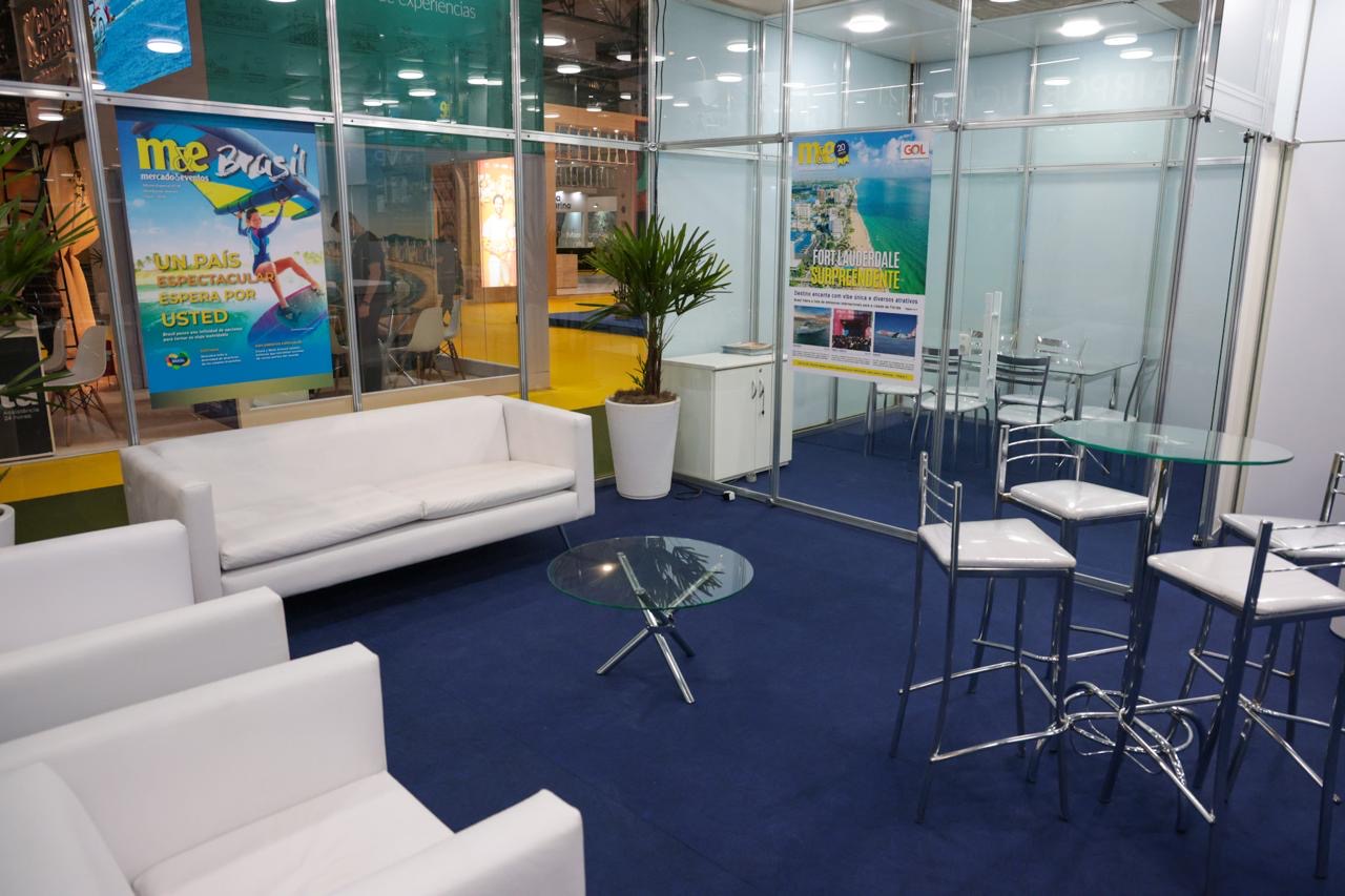 O estande do Mercado & Eventos conta com uma ampla sala de estar, uma sala de reunião e uma sala de imprensa