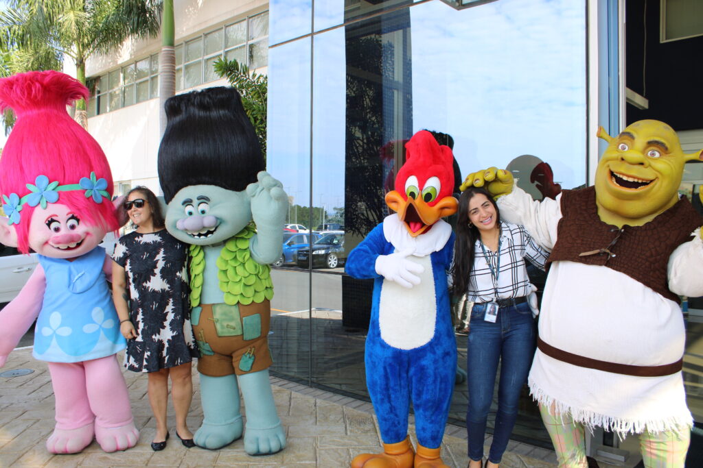 Agentes puderam tirar fotos com os personagens na chegada