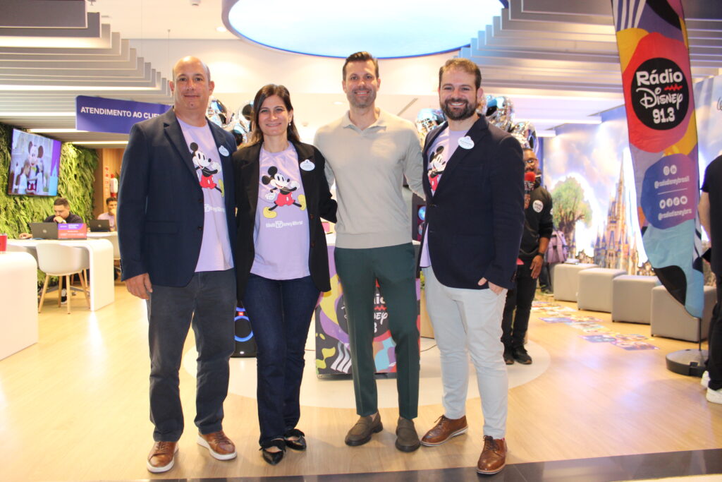 Alexander Haim Julieta de Gracia e Alejandro Flores da Disney com Stefano Ross da Decolar Veja detalhes da campanha e as fotos da nova loja flagship de Disney e Decolar em São Paulo