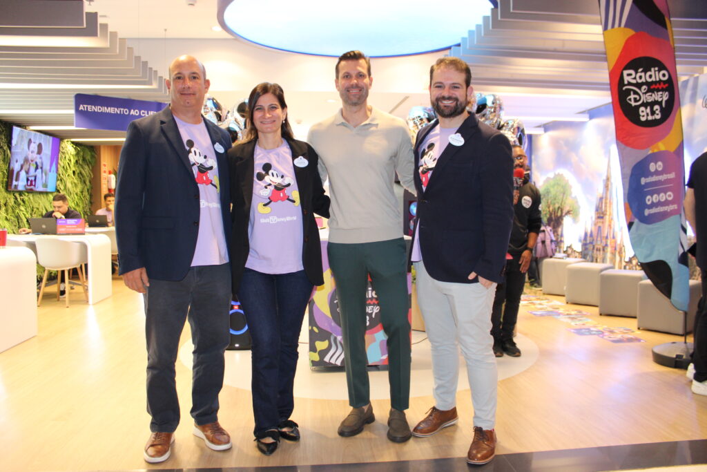 Alexander Haim Julieta de Gracia e Alejandro Flores da Disney com Stefano Ross da Decolar Veja detalhes da campanha e as fotos da nova loja flagship de Disney e Decolar em São Paulo