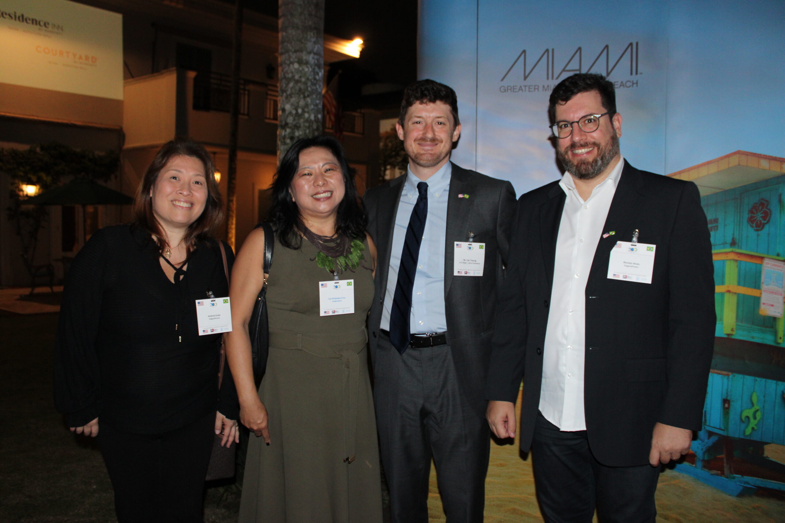 Andrea Kubo, da ViagensPromo, Ana Harakawa, de Miami, Nathan Traurig, do Consulado dos EUA, e Renato Alves, da ViagensPromo Andrea Kubo, da ViagensPromo, Ana Harakawa, de Miami, Nathan Traurig, do Consulado dos EUA, e Renato Alves, da ViagensPromo
