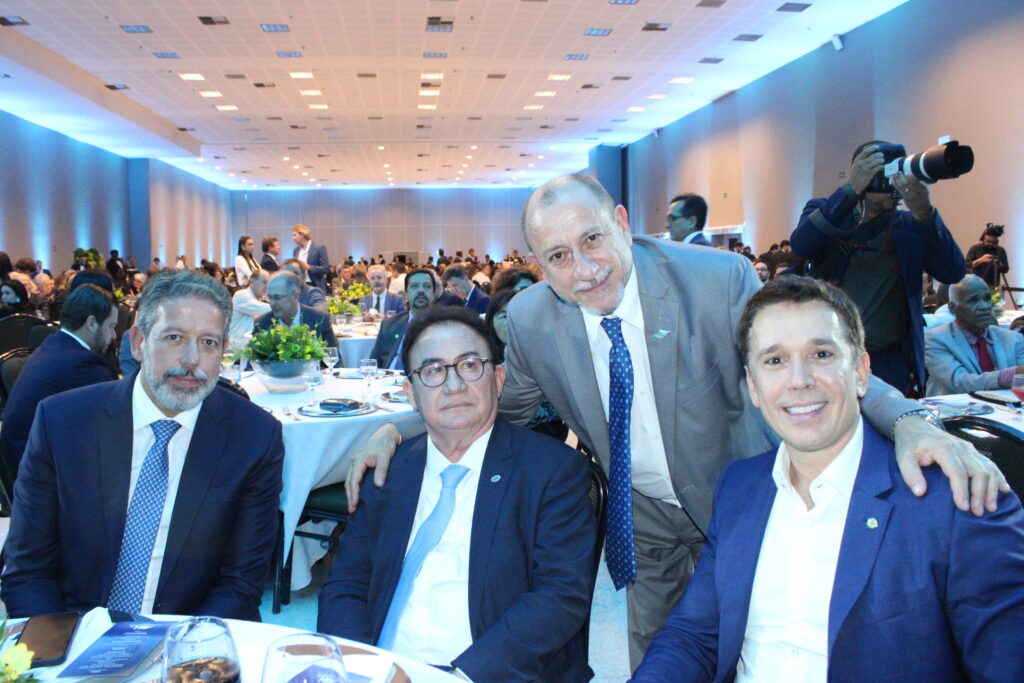 Arthur Lira, presidente da Câmara, Manoel Linhares, presidente da ABIH, Toni Sando, presidente da Unedestinos, e Felipe Carreras, autor do Perse
