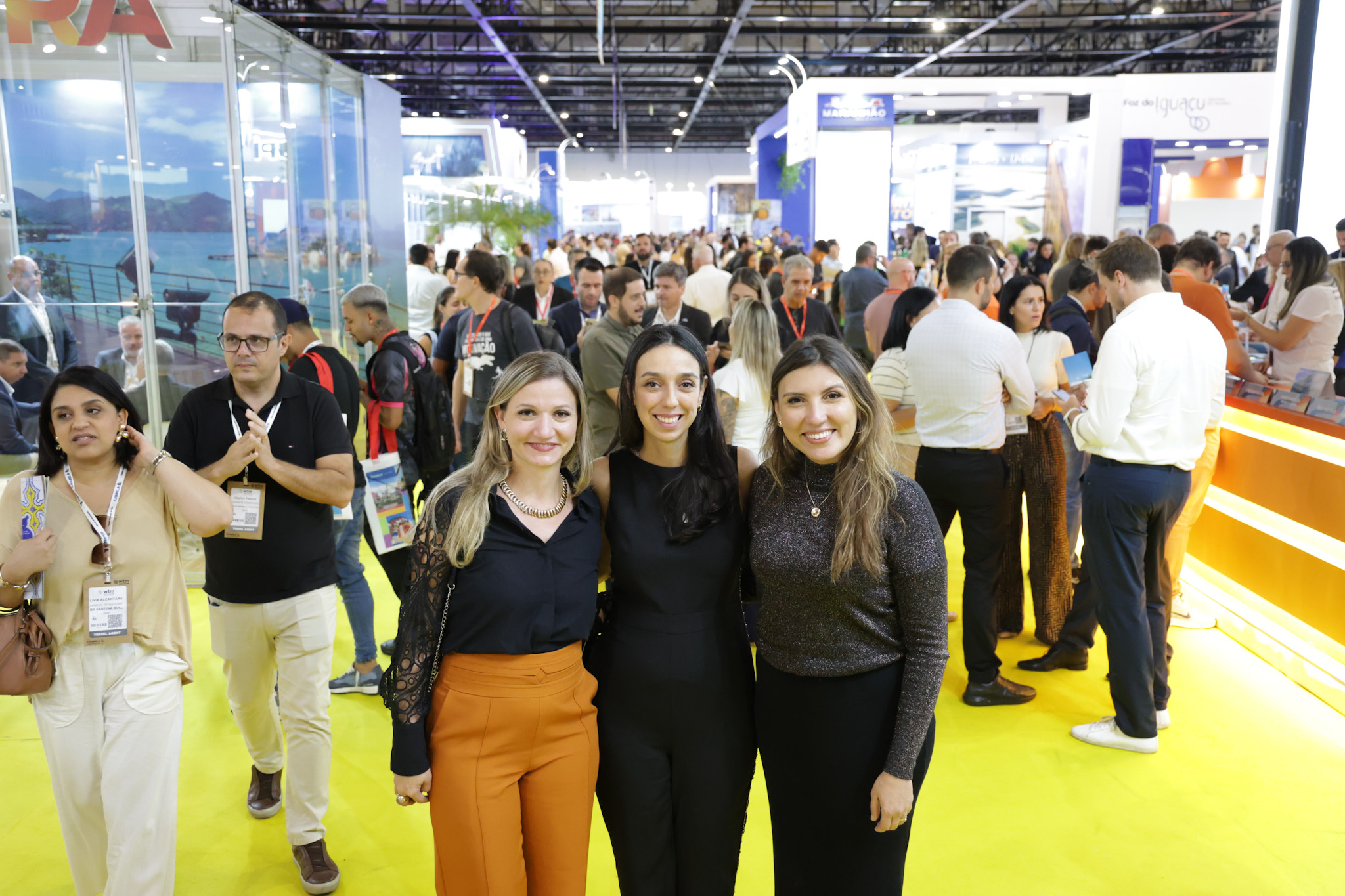 Bianca Pizzolito, da WTM-LA, entre Cinthia Marques e Ana Clara, do MTur Bianca Pizzolito, da WTM-LA, entre Cinthia Marques e Ana Clara, do MTur
