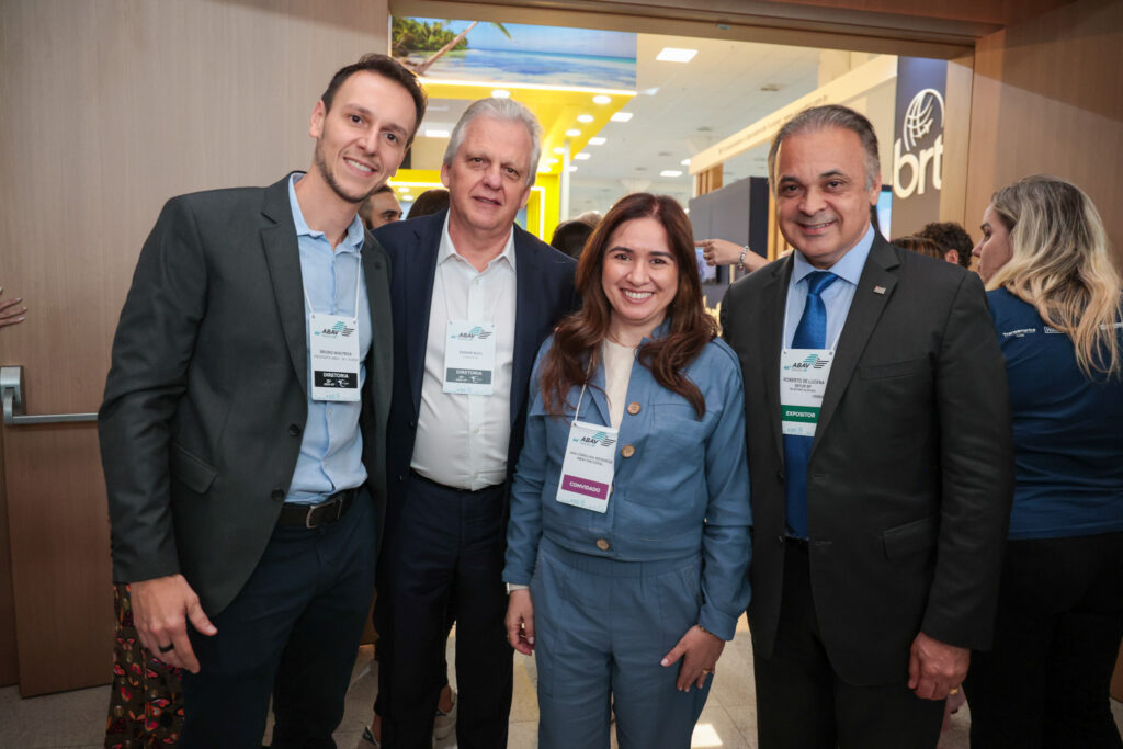 Bruno Waltrick e Edmar Bull, da AbavSP/Aviesp; Ana Carolina Medeiros, da Abav Nacional; e Roberto de Lucena, da Setur-SP