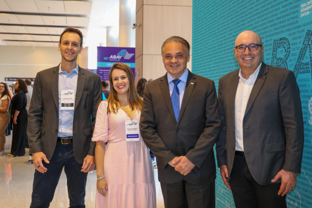 Bruno Waltrick e Juliana Assumpção, da Abav-SP Aviesp, Roberto de Lucena, secretário de Turismo do estado de São Paulo, e Dário Saadi, prefeito de Campinas