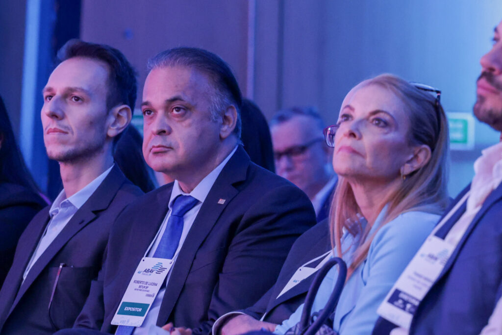 Bruno Waltrick, presidente da Abav-SP Aviesp, Roberto de Lucena, secretário de Turismo do Estado de São Paulo, e Alexandra Caprioli, Prefeitura Municipal de Campinas