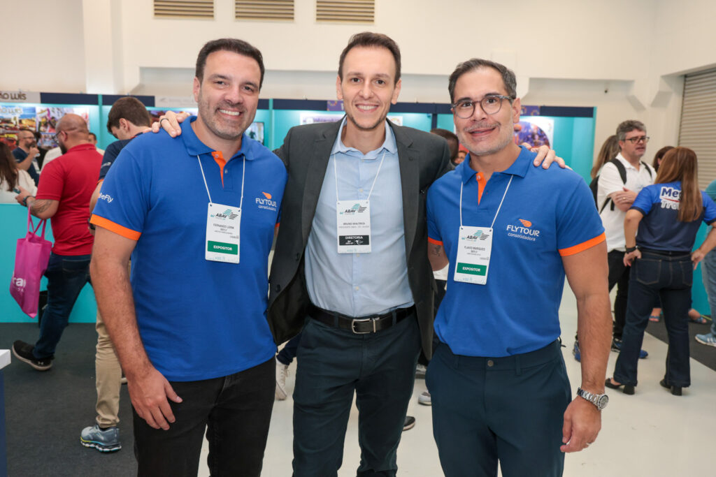 Bruno Waltrick, presidente da Abav-SP Aviesp, entre Fernando Lermi e Flavio Marques, da Befly