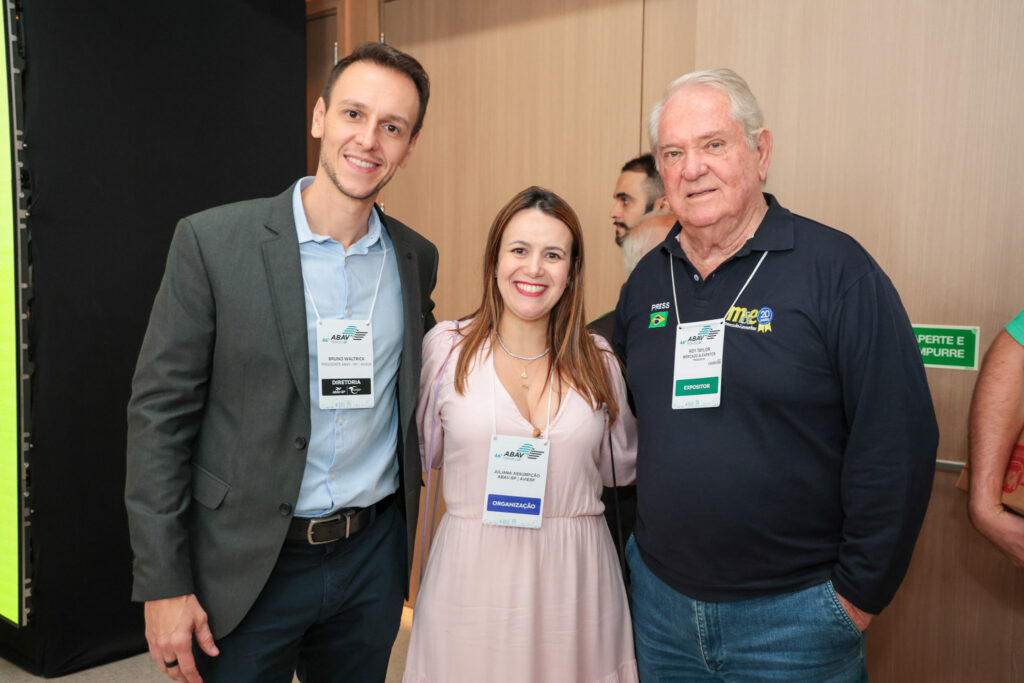 Bruno Waltrick, presidente da AbavSP/Aviesp, Juliana Assumpção, diretora Executiva da AbavSP/Aviesp, e Roy Taylor, do M&E