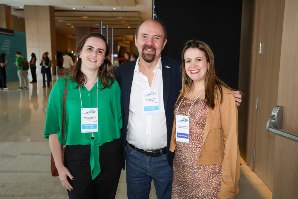 Carolina Mezzatto e Pablo Bernhard, da TT Operadora, e Juliana Assumpção, da Abav-SP/Aviesp