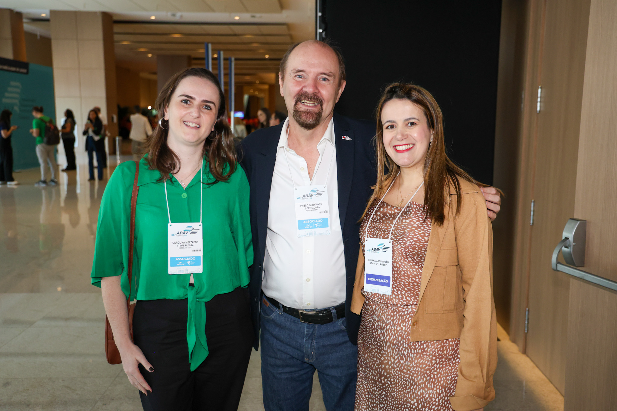 Carolina Mezzatto e Pablo Bernhard, da TT Operadora, e Juliana Assumpção, da Abav-SP/Aviesp Carolina Mezzatto e Pablo Bernhard, da TT Operadora, e Juliana Assumpção, da Abav-SP/Aviesp