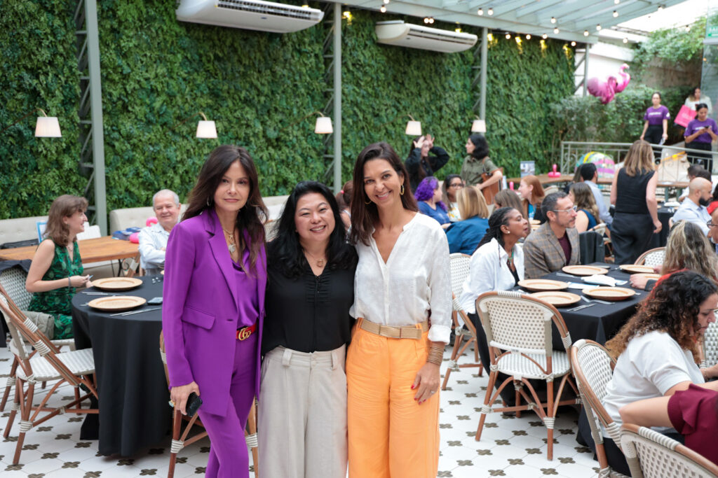 Carolyn Corrigan, do GMCVB com Lia Cruz e Tathiana Leal, da Imaginadora