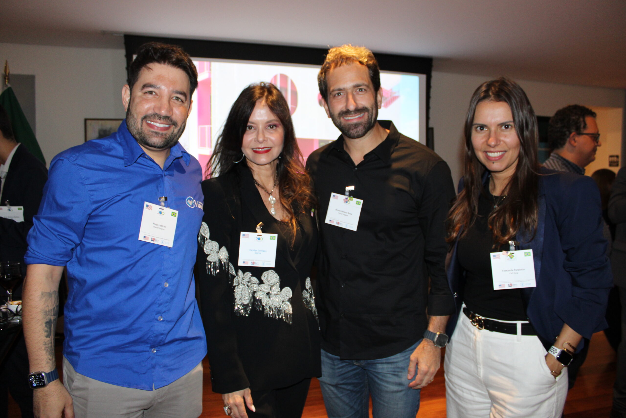 Carolyn Corrigan, de Miami, com Hugo Lagares, da Visual, Bruno Heleno, da Trend, e Fernanda Paranhos, da CVC Carolyn Corrigan, de Miami, com Hugo Lagares, da Visual, Bruno Heleno, da Trend, e Fernanda Paranhos, da CVC