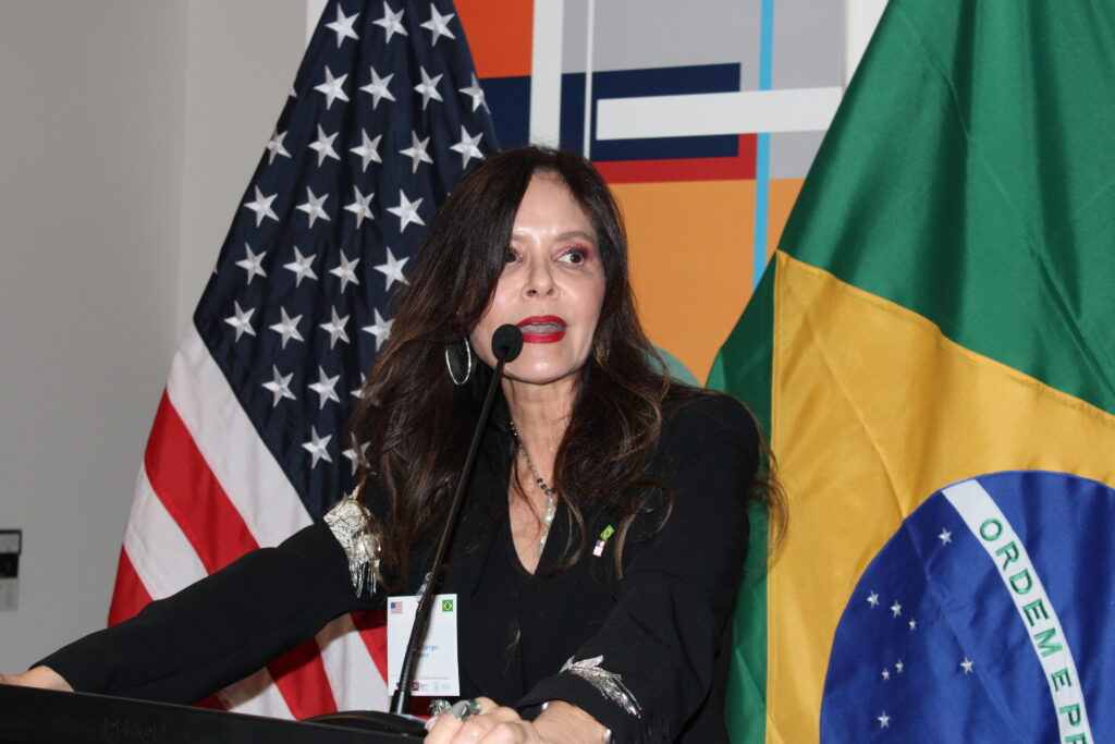 Cônsul-geral dos EUA recebe Sales Mission de Miami em sua residência oficial; veja fotos 3 Carolyn Corrigan diretora de Vendas do GMCVB para America Latina Cônsul-geral dos EUA recebe Sales Mission de Miami em sua residência oficial; veja fotos