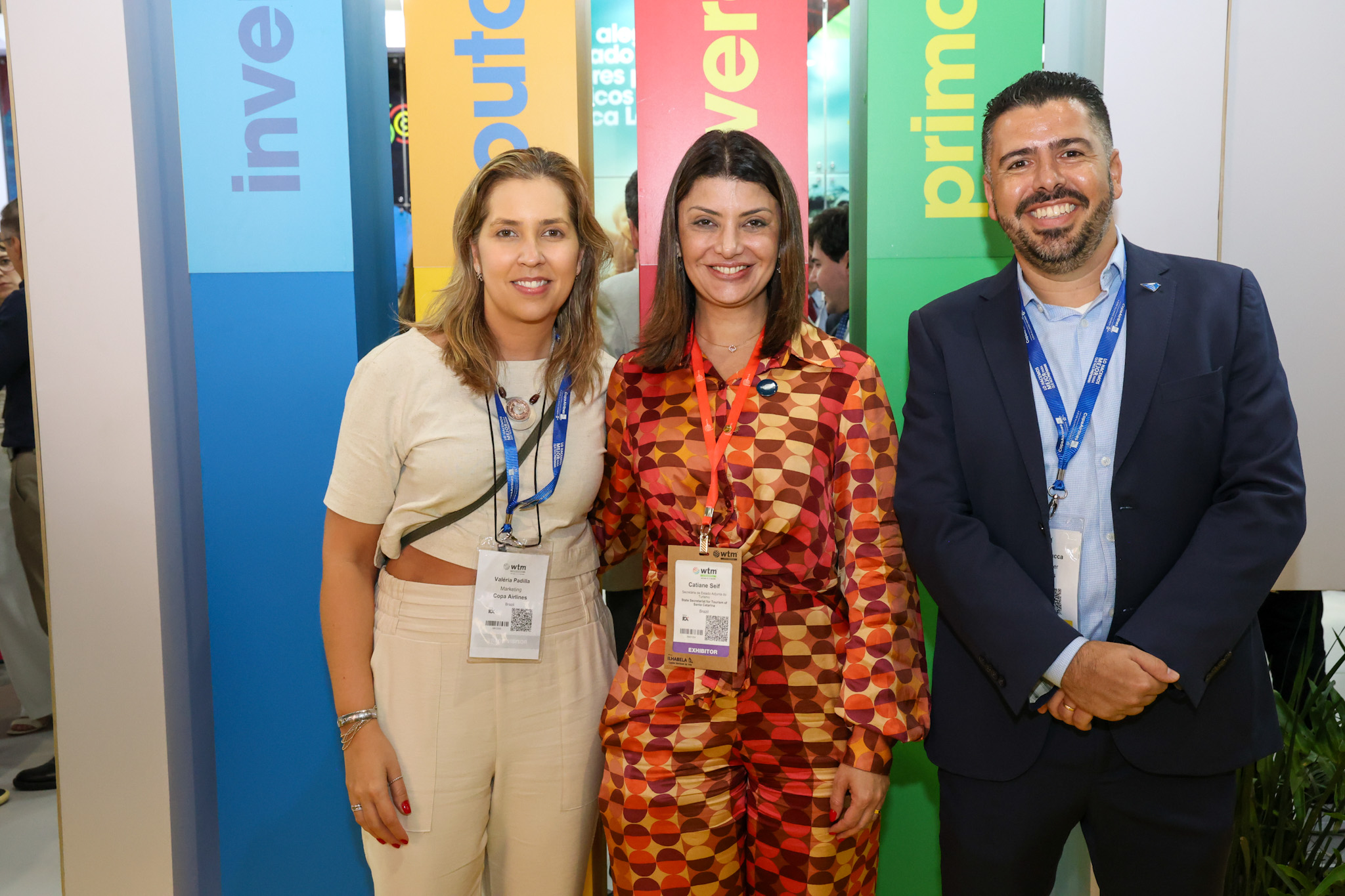 Catiane Seif, secretaria de estado adjunta do Turismo de Santa Catarina, entre Valéria Padilla e Rafael de Lucca, da Copa Airlines Catiane Seif, secretaria de estado adjunta do Turismo de Santa Catarina, entre Valéria Padilla e Rafael de Lucca, da Copa Airlines
