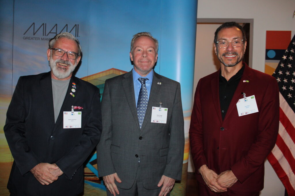 Clovis Casemiro, da IGLTA, David Hodge, Cônsul-Geral dos EUA em São Paulo, e Dan Rios, de Miami