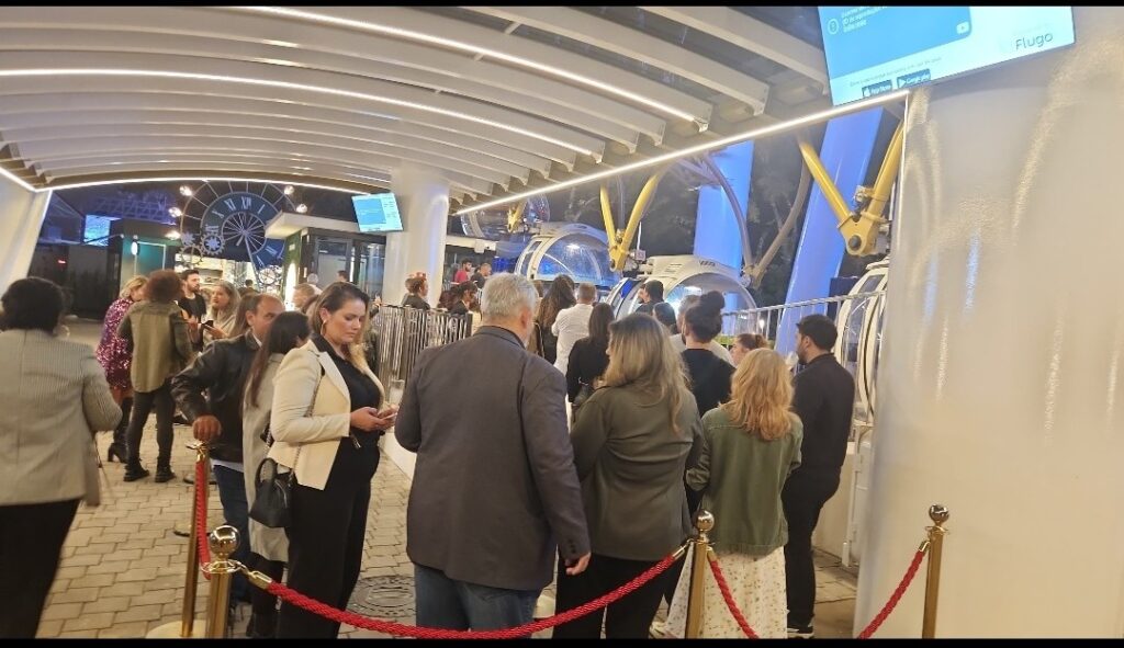 Convidados na fila para subir na roda-gigante