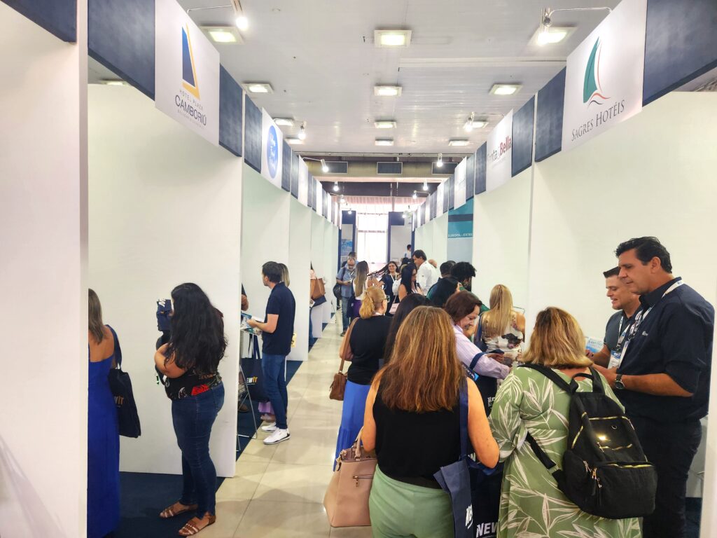 Corredores cheios durante todo o dia de evento