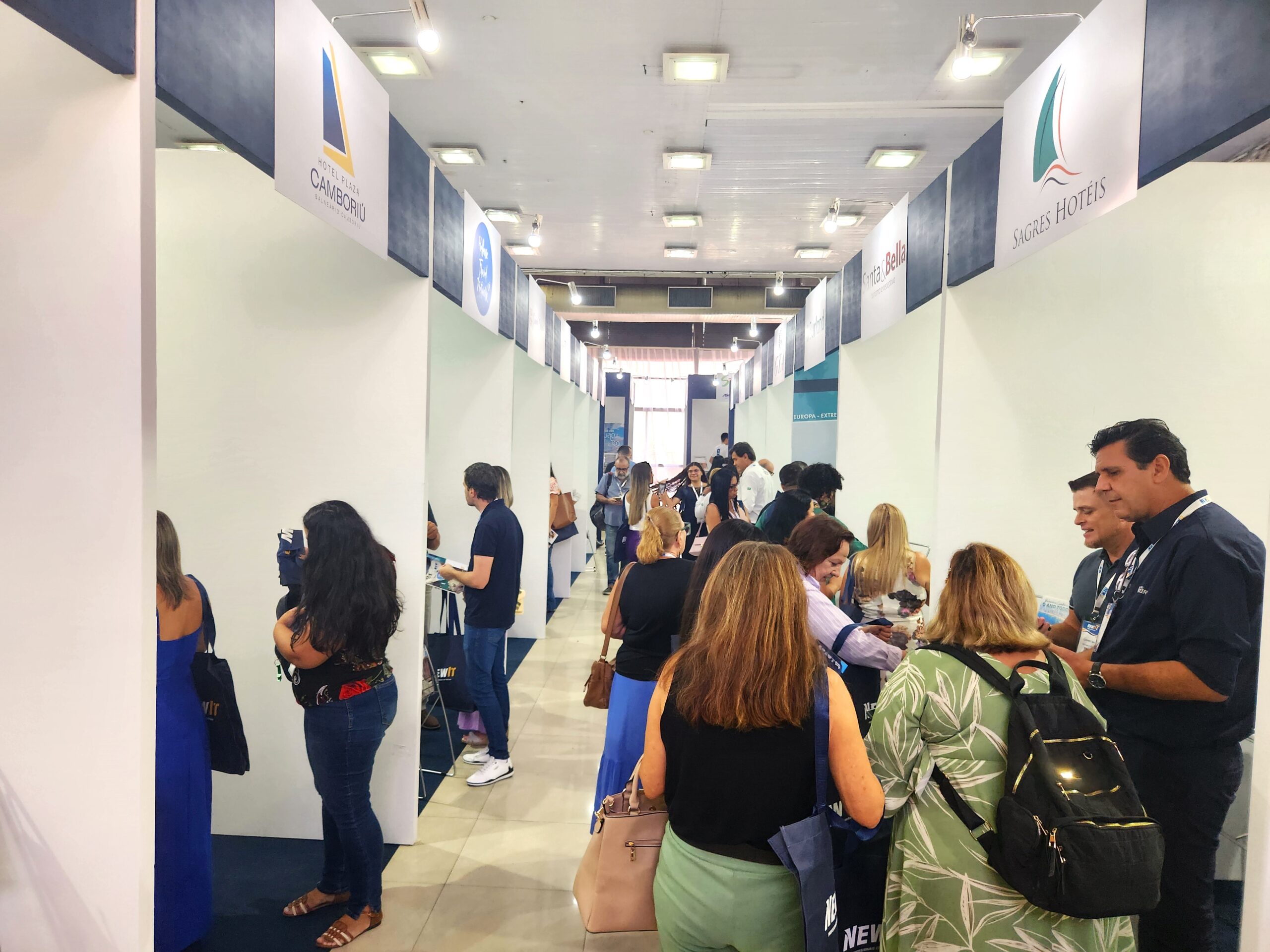 Corredores cheios durante todo o dia de evento Corredores cheios durante todo o dia de evento